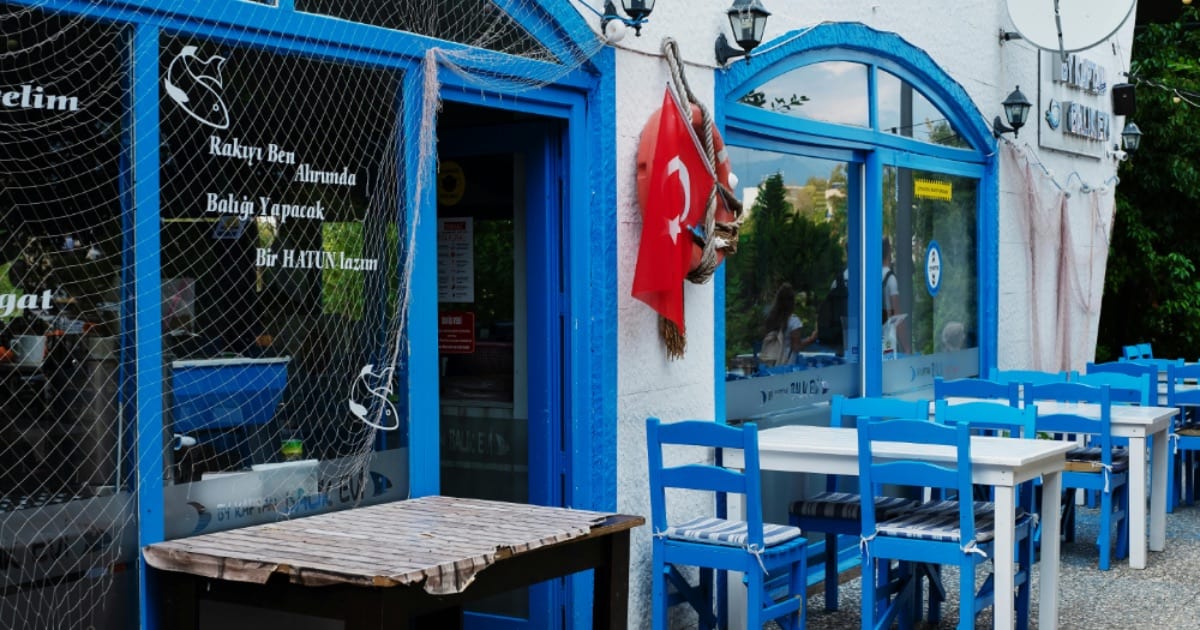 Assos'ta Ne Yenir? Yerel Lezzetler ve Mutfak Rehberi — Assos Gezi Rehberi · Yeme İçme